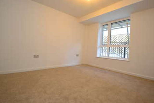  Image of 2 Bedroom Flat  To Rent at Surbiton Surrey, KT6 4JF