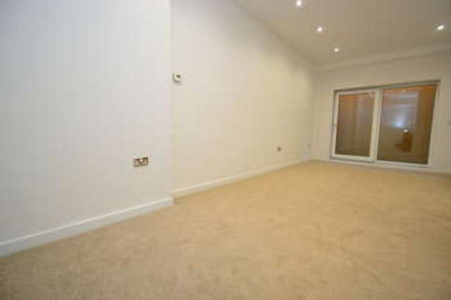  Image of 2 Bedroom Flat  To Rent at Surbiton Surrey, KT6 4JF