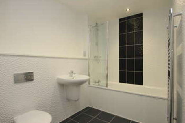 Image of 2 Bedroom Flat  To Rent at Surbiton Surrey, KT6 4JF