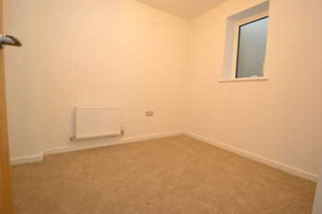  Image of 2 Bedroom Flat  To Rent at Surbiton Surrey, KT6 4JF