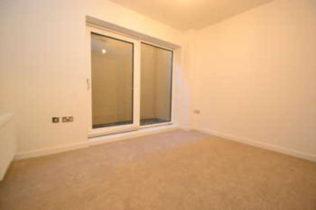  Image of 2 Bedroom Flat  To Rent at Surbiton Surrey, KT6 4JF