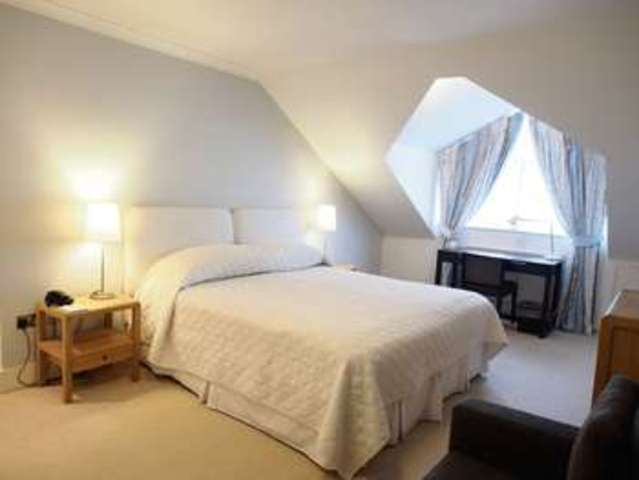  Image of 3 Bedroom Flat  To Rent at Kensington High Street  London, W8 6EL