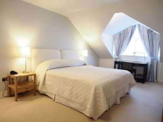  Image of 3 Bedroom Flat  To Rent at Kensington High Street  London, W8 6EL
