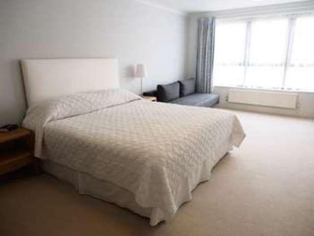 Image of 3 Bedroom Flat  To Rent at Kensington High Street  London, W8 6EL