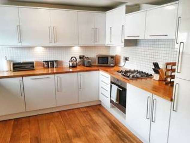  Image of 3 Bedroom Flat  To Rent at Kensington High Street  London, W8 6EL