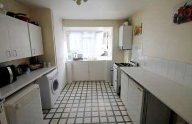  Image of 2 Bedroom Flat  For Sale at Beckenham  Kent, BR3 5EA