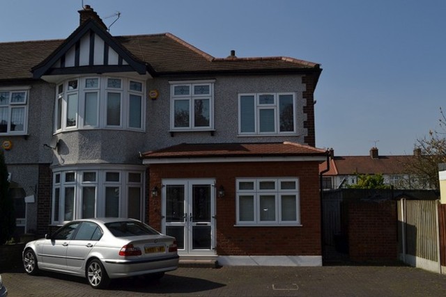  Image of 5 Bedroom End of Terrace to rent at Arandora Cresent Chadwell Heath Essex, RM6 4SR