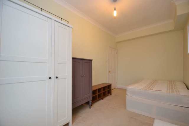  Image of 2 Bedroom Flat to rent at Argyle Road  London, W13 0LW