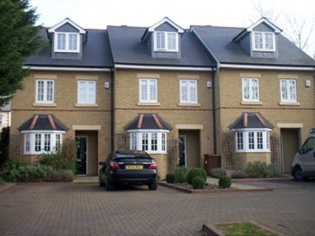  Image of 3 Bedroom Detached to rent at Arundel Drive  Borehamwood, WD6 2NJ