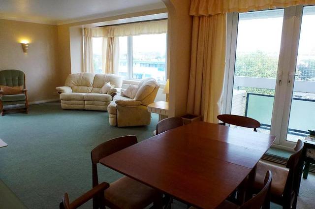  Image of 2 Bedroom Flat to rent at York Avenue  Hove, BN3 1PT