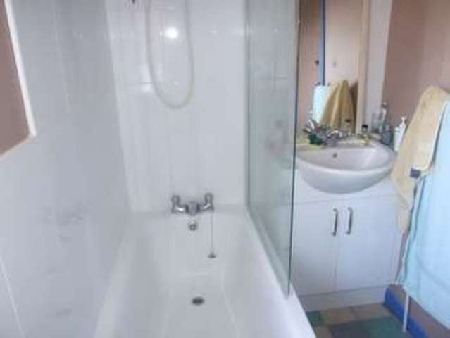  Image of 2 Bedroom Terraced to rent at Wokingham Berkshire Barkham, RG41 3BA