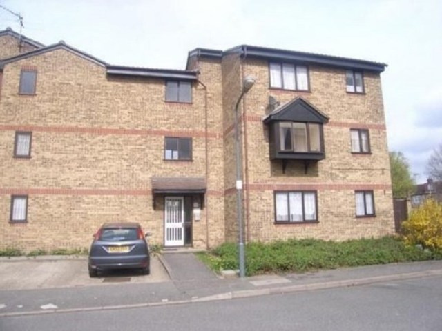  Image of Flat to rent at BLACKSMITH CLOSE  CHADWELL HEATH, RM6 4XE