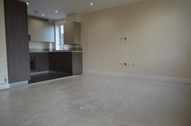  Image of 2 Bedroom Flat to rent at Bowes Road  Arnos Grove, N11 1BA