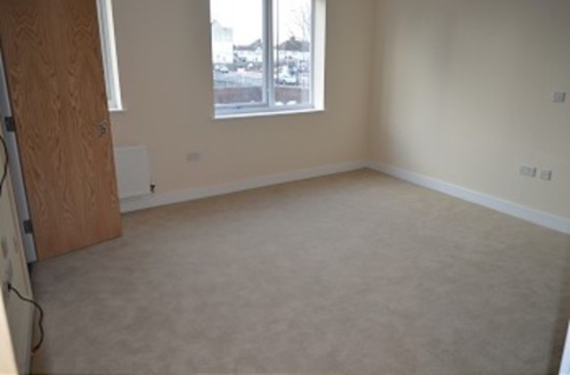  Image of 2 Bedroom Flat to rent at Bowes Road  Arnos Grove, N11 1BA