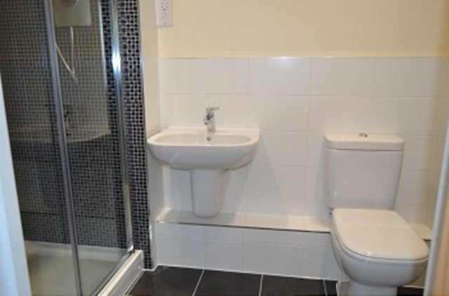  Image of 2 Bedroom Flat to rent at Bowes Road  Arnos Grove, N11 1BA