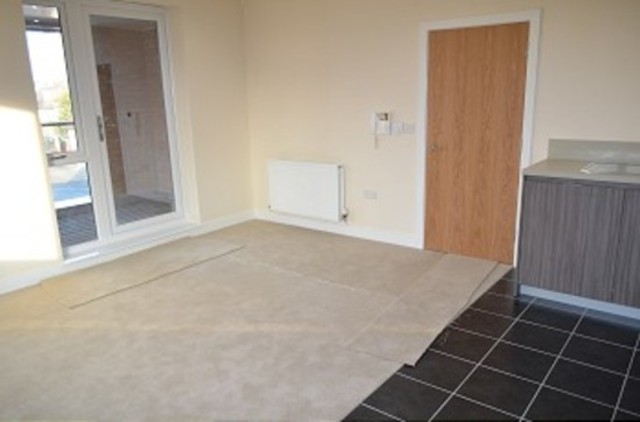  Image of 1 Bedroom Flat to rent at Bowes Road  Arnos Grove, N11 1BA