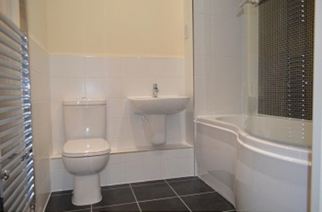  Image of 1 Bedroom Flat to rent at Bowes Road  Arnos Grove, N11 1BA