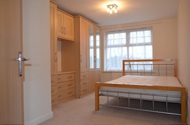  Image of 2 Bedroom Flat to rent at Buttery Mews  Southgate, N14 7DF