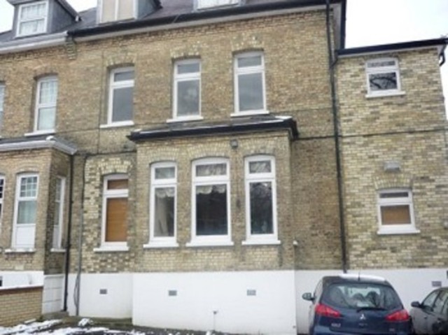  Image of 1 Bedroom Flat to rent at Bycullah Road  Enfield, EN2 8EU
