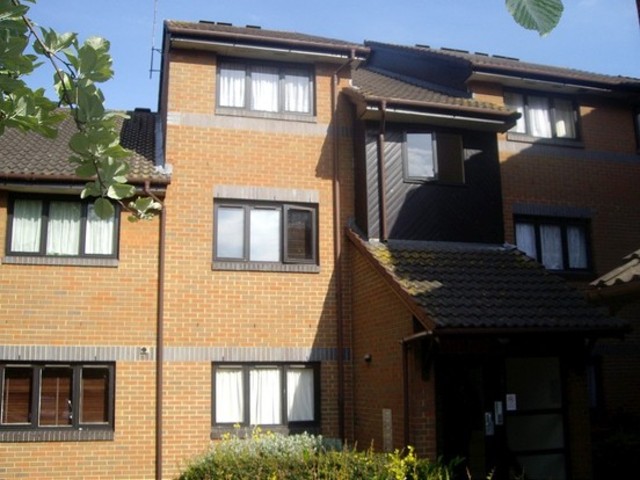  Image of 2 Bedroom Flat to rent at Capstan Close  Romford, RM6 4PY