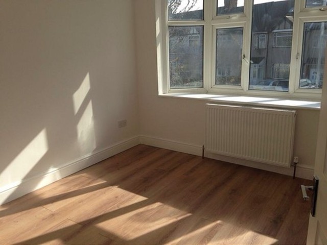  Image of 3 Bedroom Flat to rent at Chadwell Heath Lane  Chadwell Heath, RM6 4NP