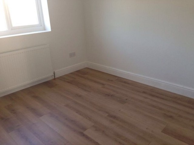  Image of 3 Bedroom Flat to rent at Chadwell Heath Lane  Chadwell Heath, RM6 4NP