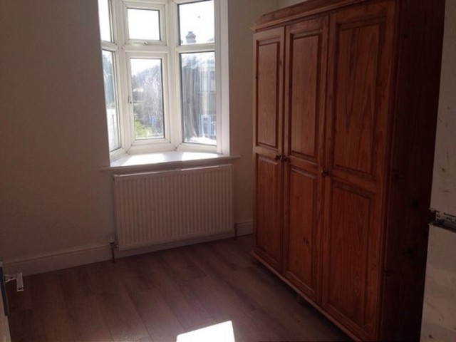  Image of 3 Bedroom Flat to rent at Chadwell Heath Lane  Chadwell Heath, RM6 4NP