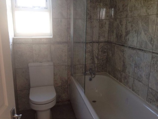  Image of 3 Bedroom Flat to rent at Chadwell Heath Lane  Chadwell Heath, RM6 4NP