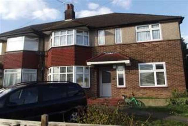  Image of 2 Bedroom Maisonette to rent at Clayhall, IG5 0XE