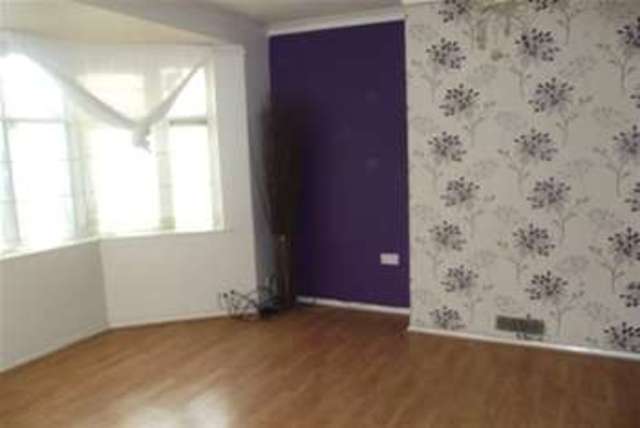  Image of 2 Bedroom Maisonette to rent at Clayhall, IG5 0XE