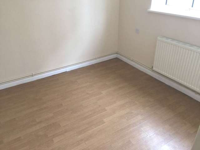  Image of 1 Bedroom Flat to rent at Convent Way  Southall, UB2 5UD
