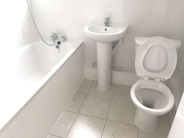  Image of 1 Bedroom Flat to rent at Convent Way  Southall, UB2 5UD