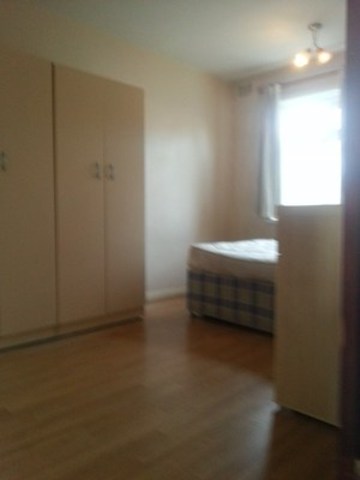  Image of 2 Bedroom Ground Flat to rent at EASTERN AVENUE NEWBURY PARK ILFORD, IG2 7SE