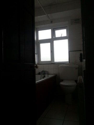  Image of 2 Bedroom Ground Flat to rent at EASTERN AVENUE NEWBURY PARK ILFORD, IG2 7SE