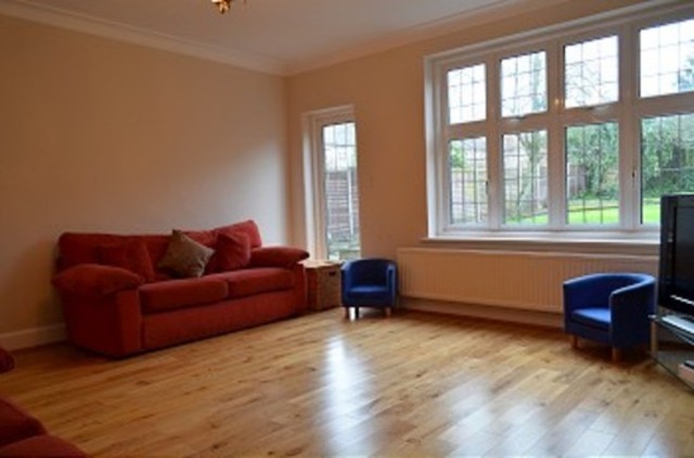  Image of 3 Bedroom Detached to rent at Forestdale  Southgate, N14 7DT