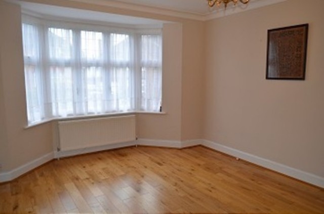  Image of 3 Bedroom Detached to rent at Forestdale  Southgate, N14 7DT