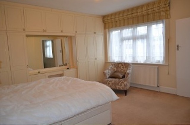  Image of 3 Bedroom Detached to rent at Forestdale  Southgate, N14 7DT