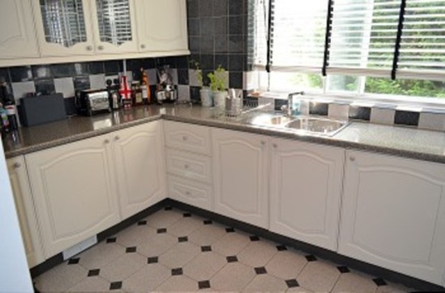  Image of 2 Bedroom Flat to rent at Fox Grove  Southgate, N14 7EA