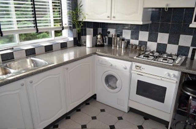  Image of 2 Bedroom Flat to rent at Fox Grove  Southgate, N14 7EA