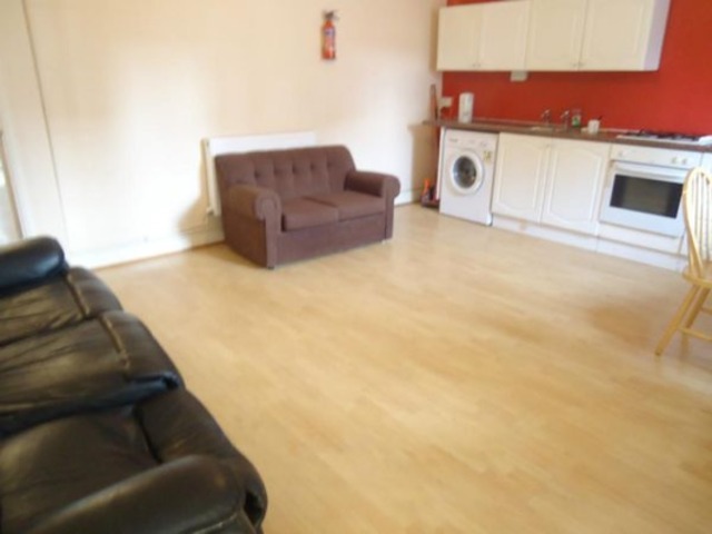  Image of 3 Bedroom Flat to rent at Grove Road  Mile End, E3 5AX
