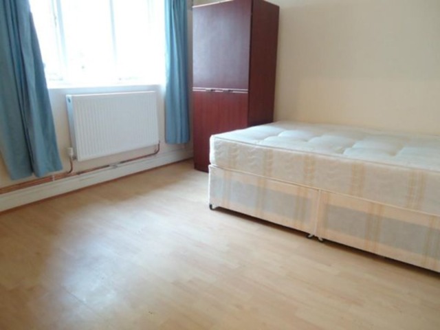  Image of 3 Bedroom Flat to rent at Grove Road  Mile End, E3 5AX