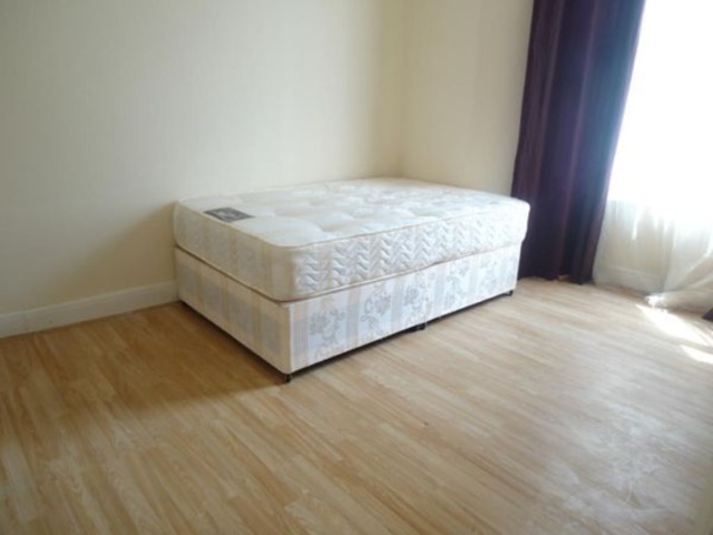  Image of 3 Bedroom Flat to rent at Grove Road  Mile End, E3 5AX