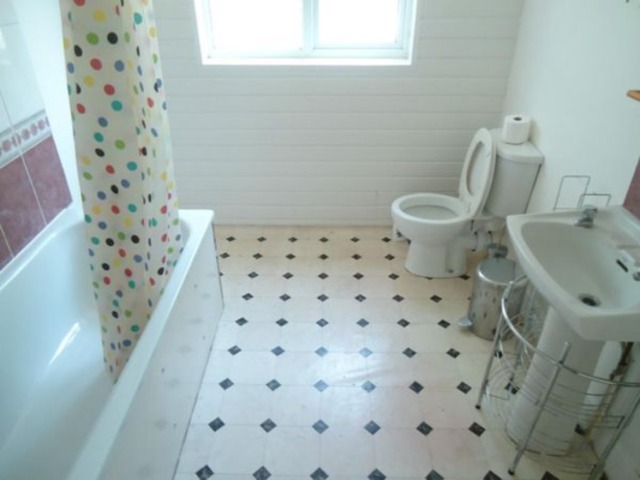  Image of 3 Bedroom Flat to rent at Grove Road  Mile End, E3 5AX