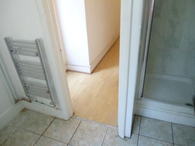  Image of 3 Bedroom Flat to rent at Grove Road  Mile End, E3 5AX
