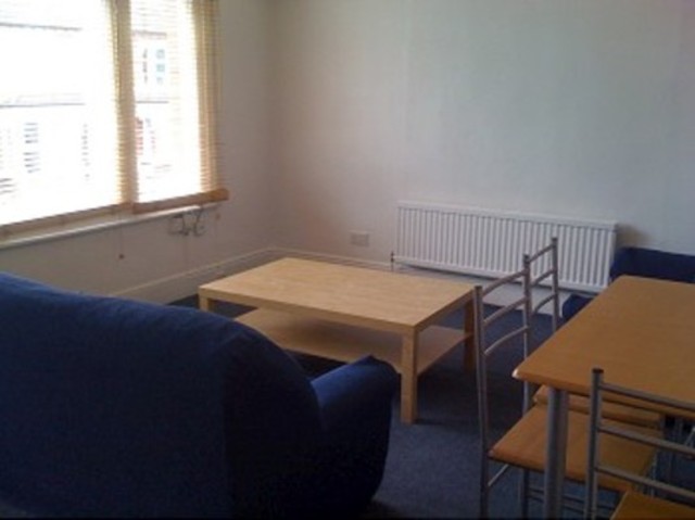  Image of 2 Bedroom Flat to rent at Hardwicke Road  Palmers Green, N13 4SL