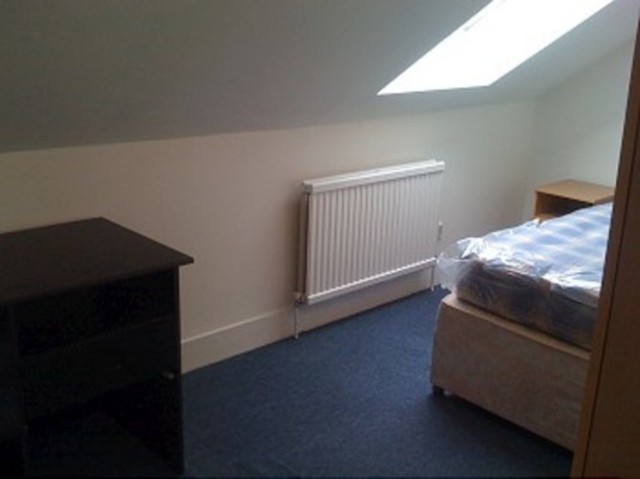  Image of 2 Bedroom Flat to rent at Hardwicke Road  Palmers Green, N13 4SL