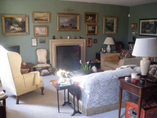  Image of 3 Bedroom Maisonette to rent at High Street  Bruton, BA10 0AH