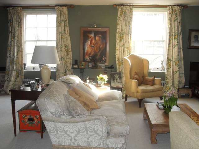  Image of 3 Bedroom Maisonette to rent at High Street  Bruton, BA10 0AH