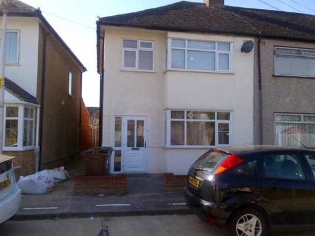  Image of 2 Bedroom Terraced to rent at KELLY WAY  CHADWELL HEATH, RM6 6XH