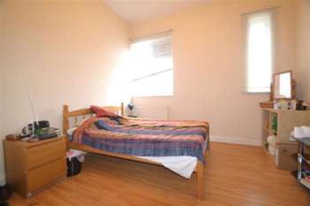  Image of 2 Bedroom Apartment to rent at Raynes Park, SW20 8LX